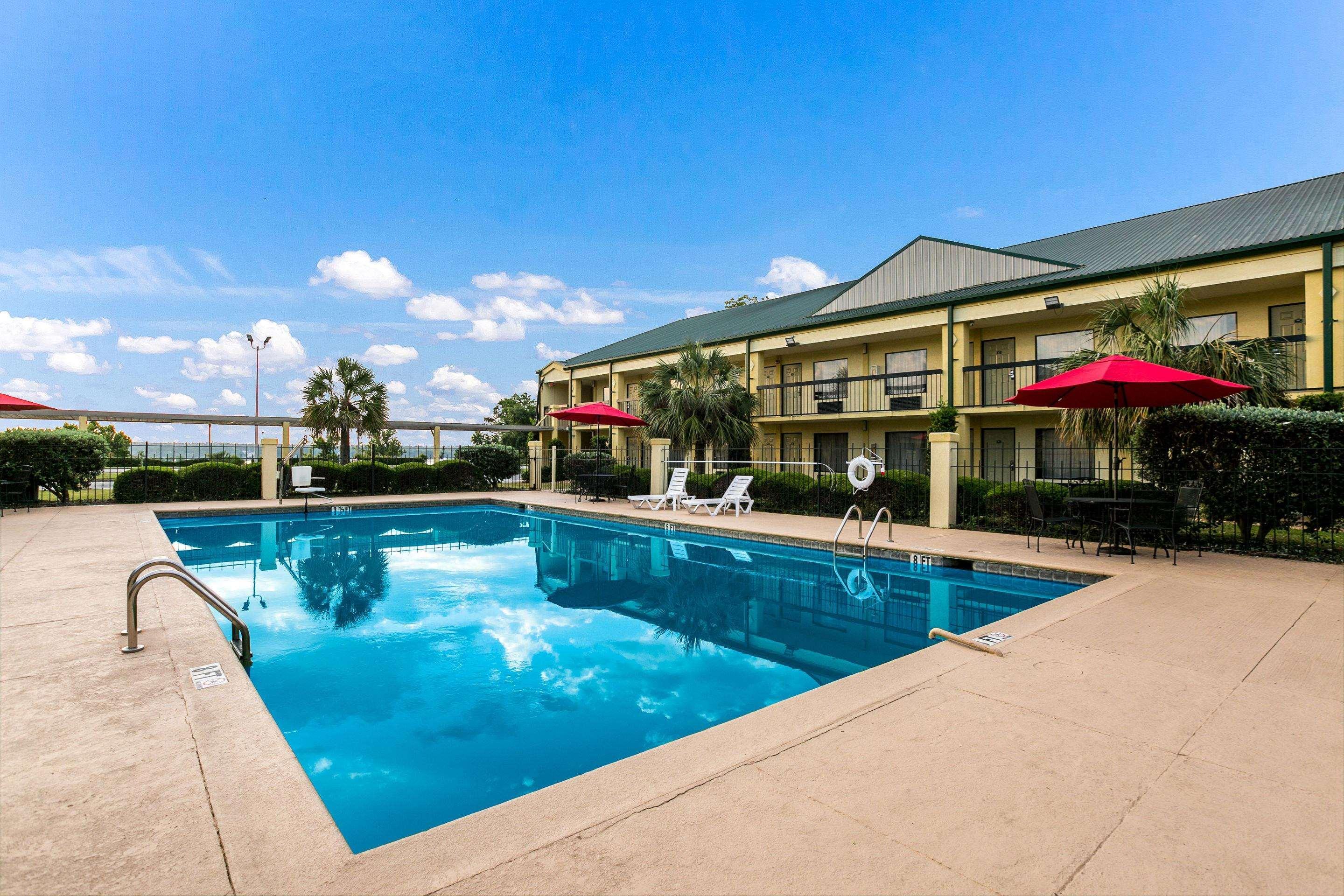 Quality Inn & Suites Near Lake Юфола Екстер'єр фото
