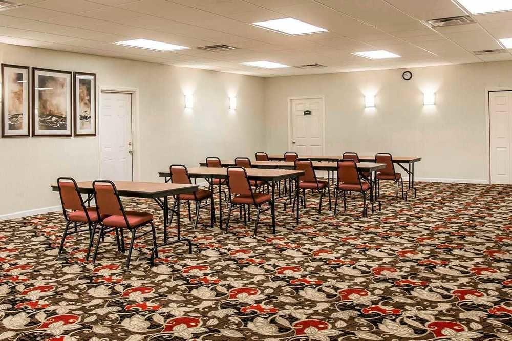 Quality Inn & Suites Near Lake Юфола Екстер'єр фото