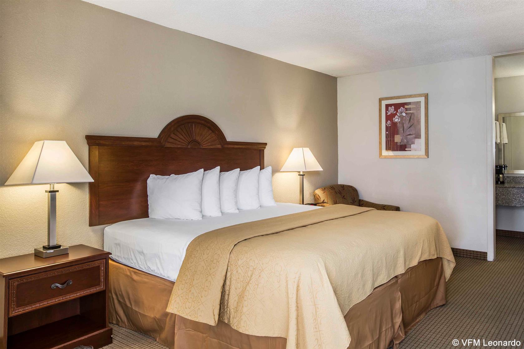 Quality Inn & Suites Near Lake Юфола Екстер'єр фото