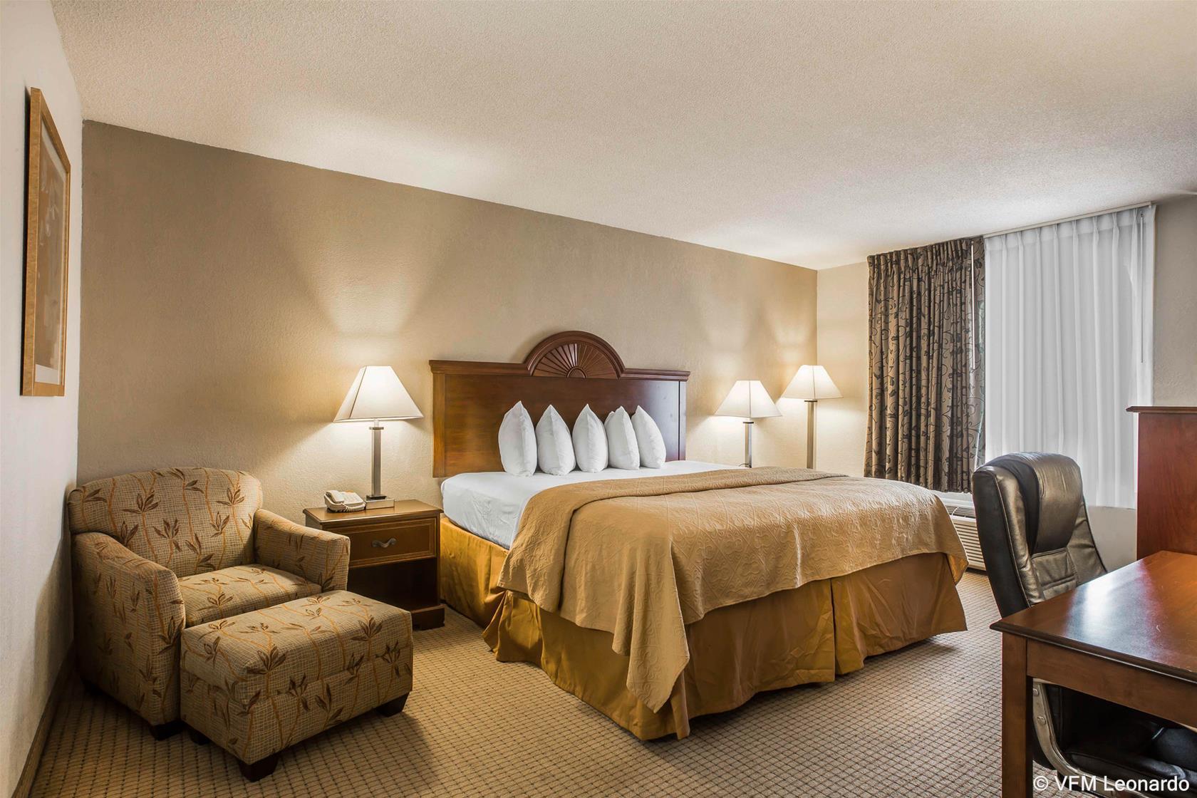 Quality Inn & Suites Near Lake Юфола Екстер'єр фото
