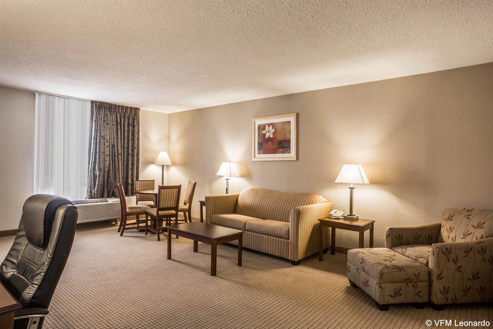 Quality Inn & Suites Near Lake Юфола Екстер'єр фото