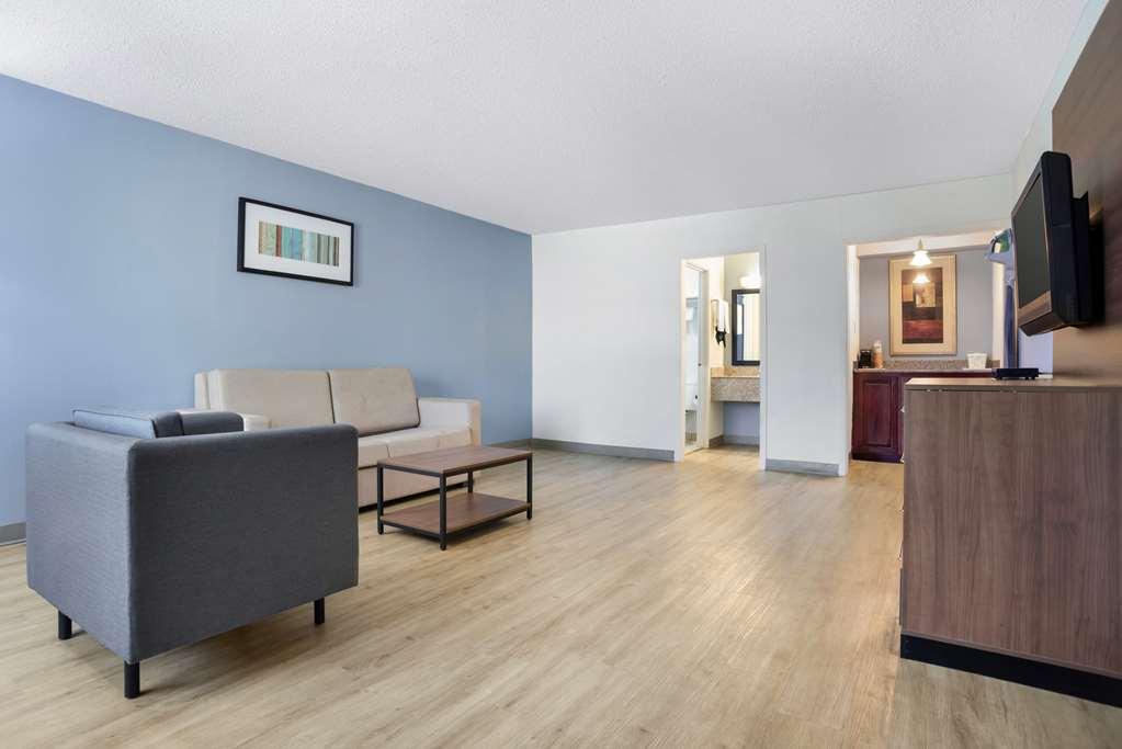 Quality Inn & Suites Near Lake Юфола Номер фото
