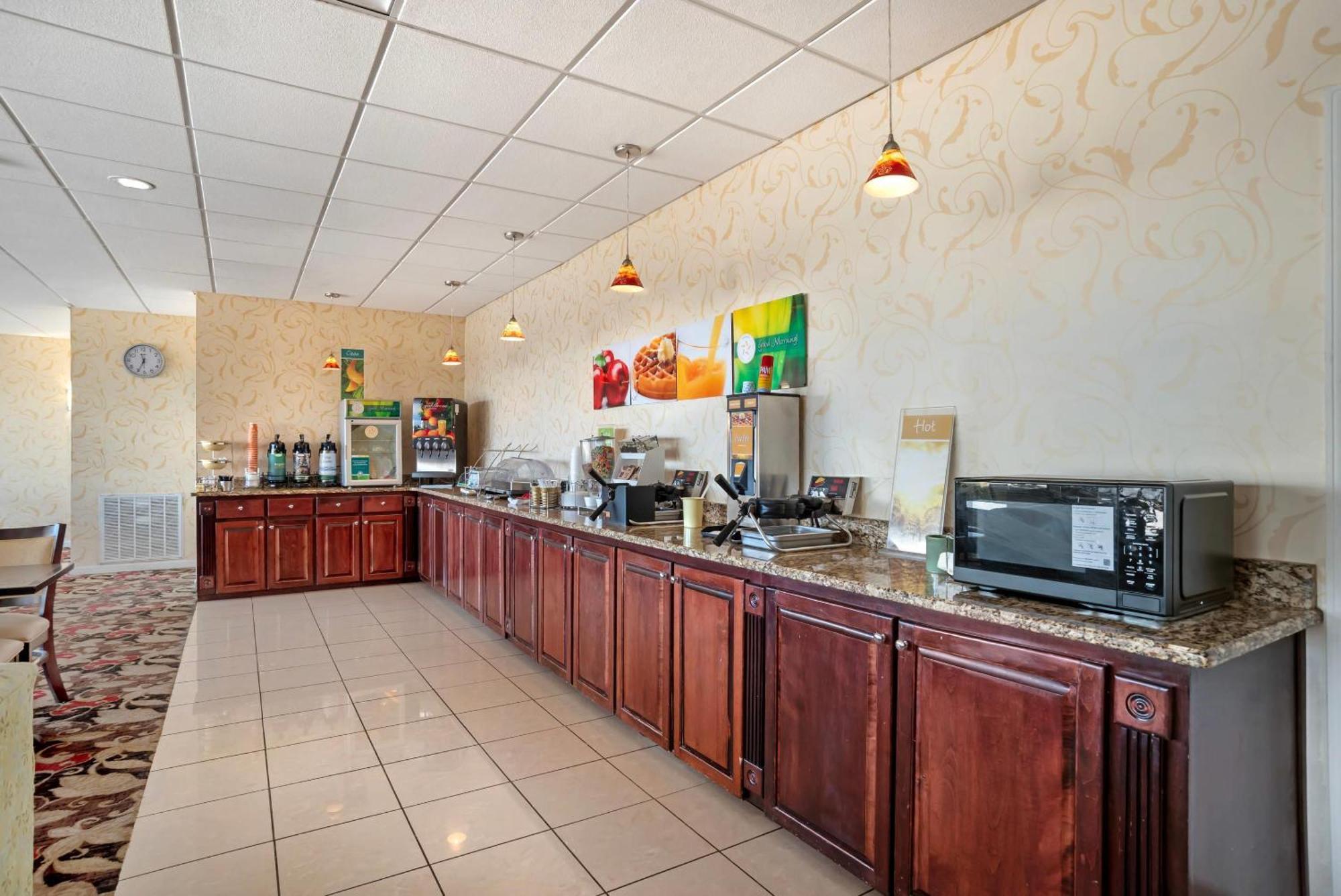 Quality Inn & Suites Near Lake Юфола Екстер'єр фото
