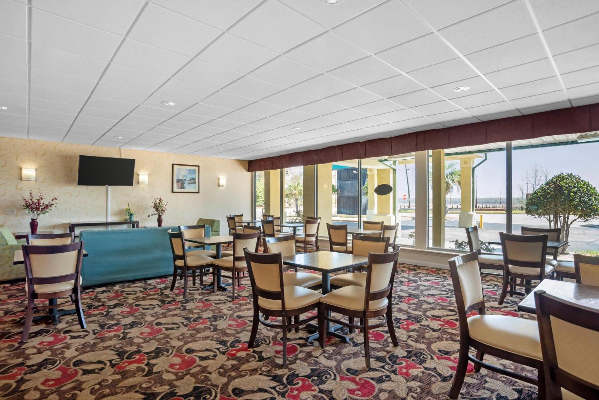 Quality Inn & Suites Near Lake Юфола Екстер'єр фото