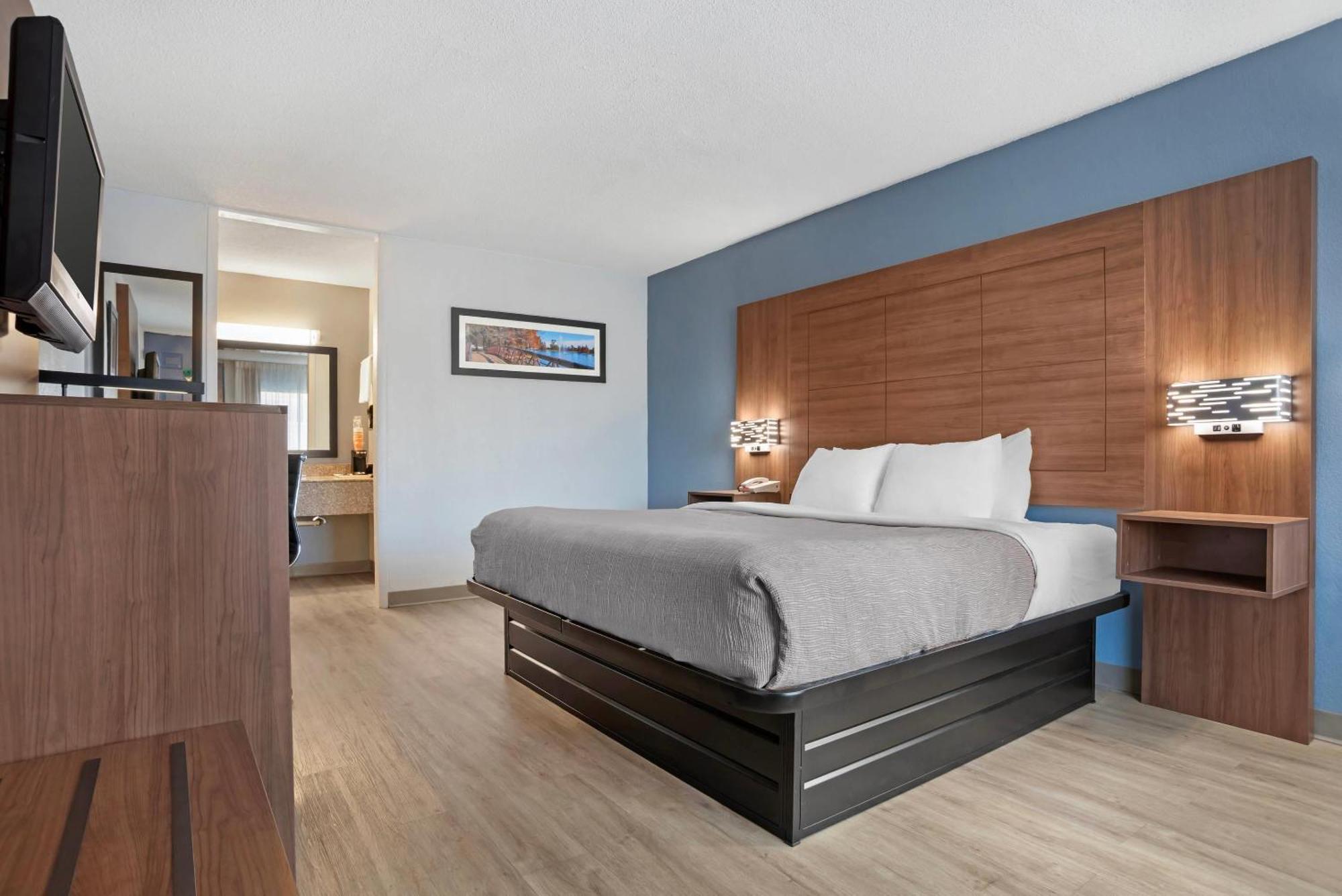 Quality Inn & Suites Near Lake Юфола Екстер'єр фото