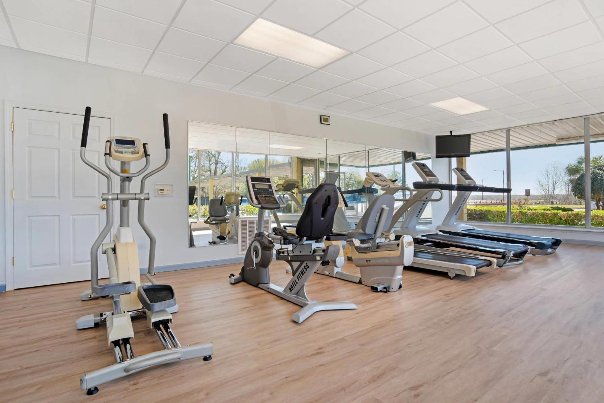 Quality Inn & Suites Near Lake Юфола Екстер'єр фото