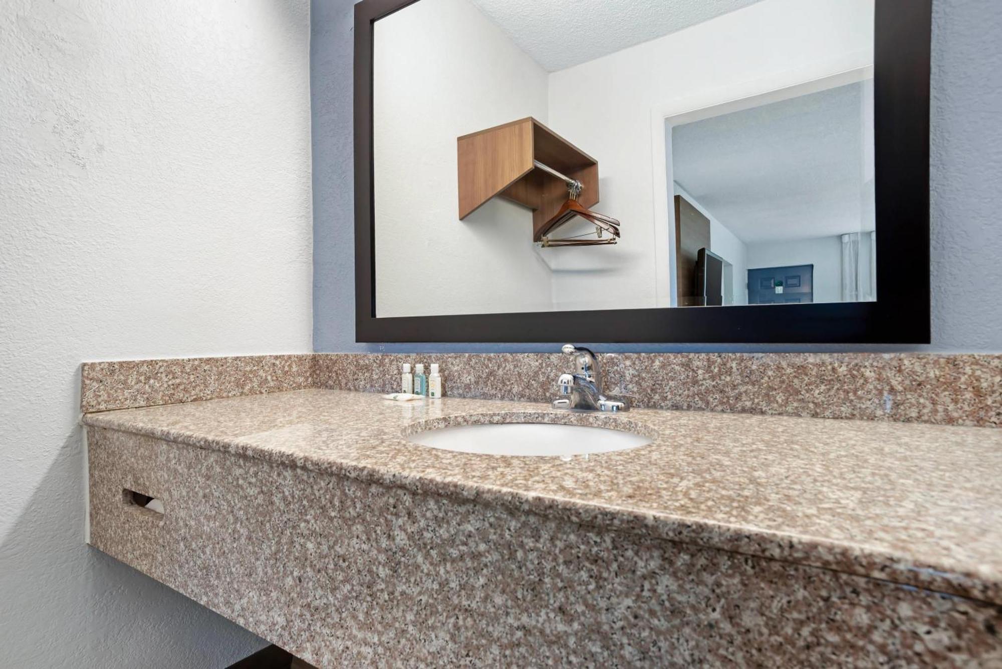 Quality Inn & Suites Near Lake Юфола Екстер'єр фото