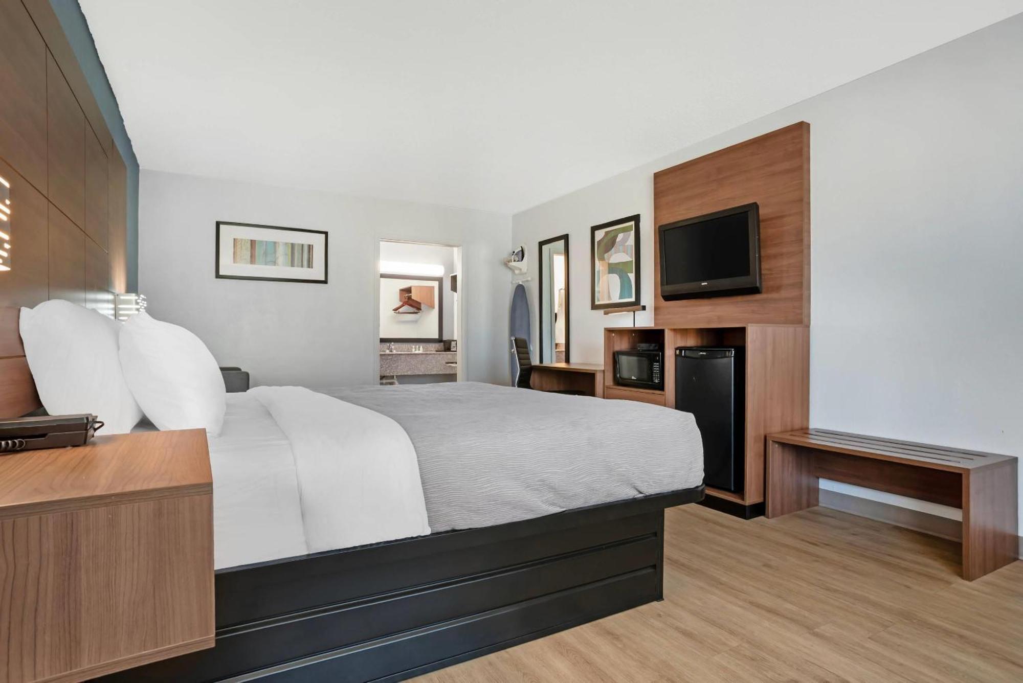 Quality Inn & Suites Near Lake Юфола Екстер'єр фото