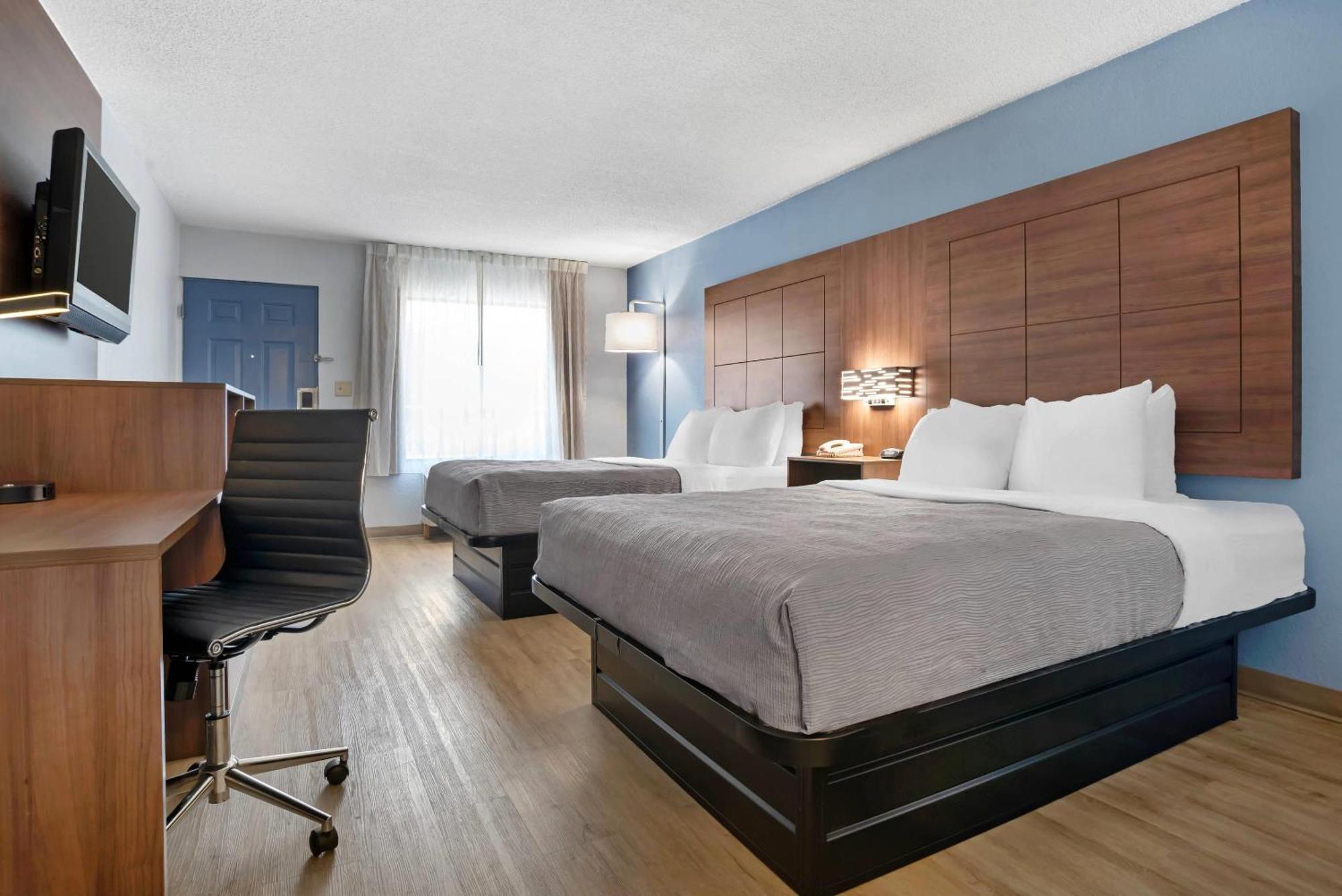 Quality Inn & Suites Near Lake Юфола Екстер'єр фото