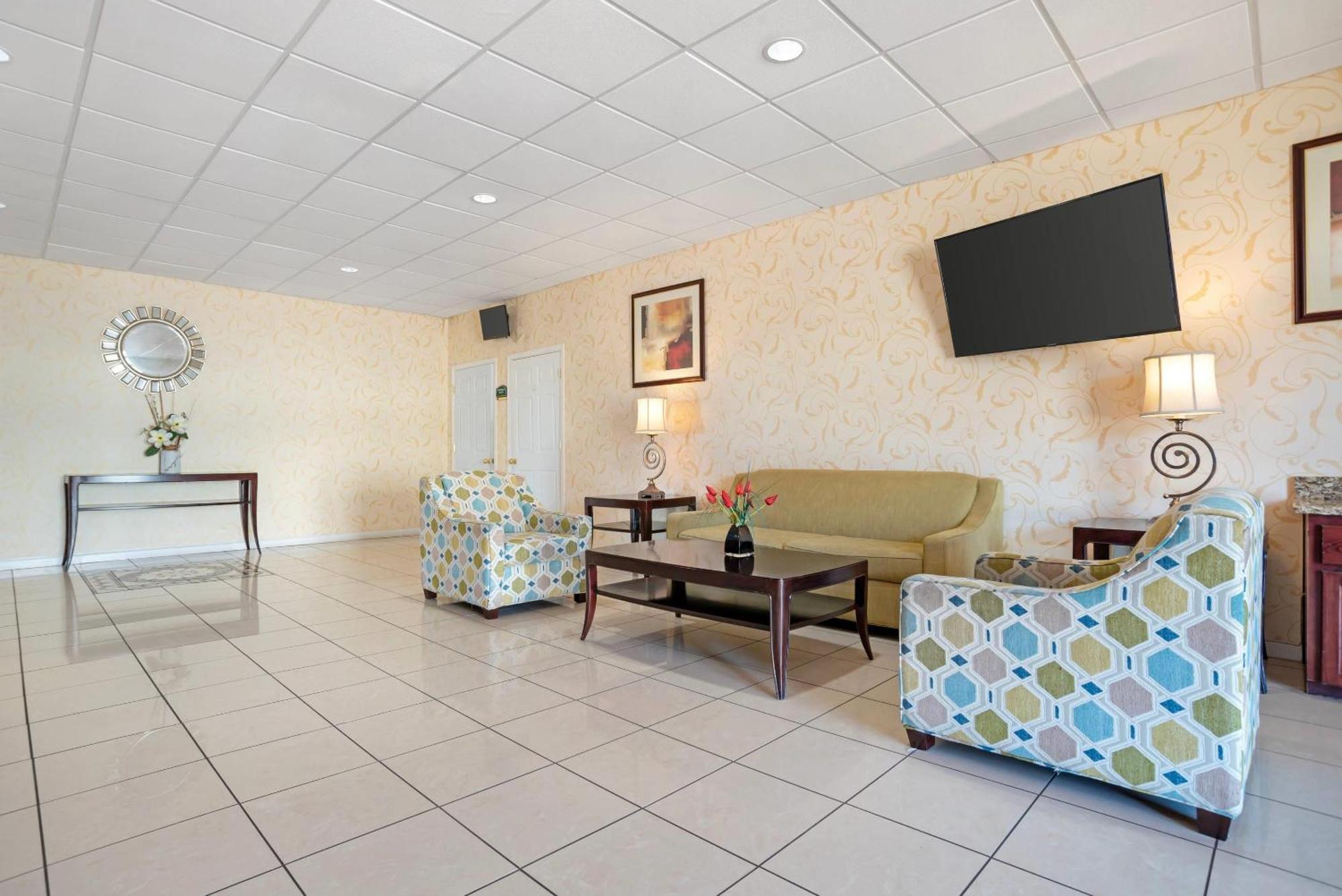 Quality Inn & Suites Near Lake Юфола Екстер'єр фото