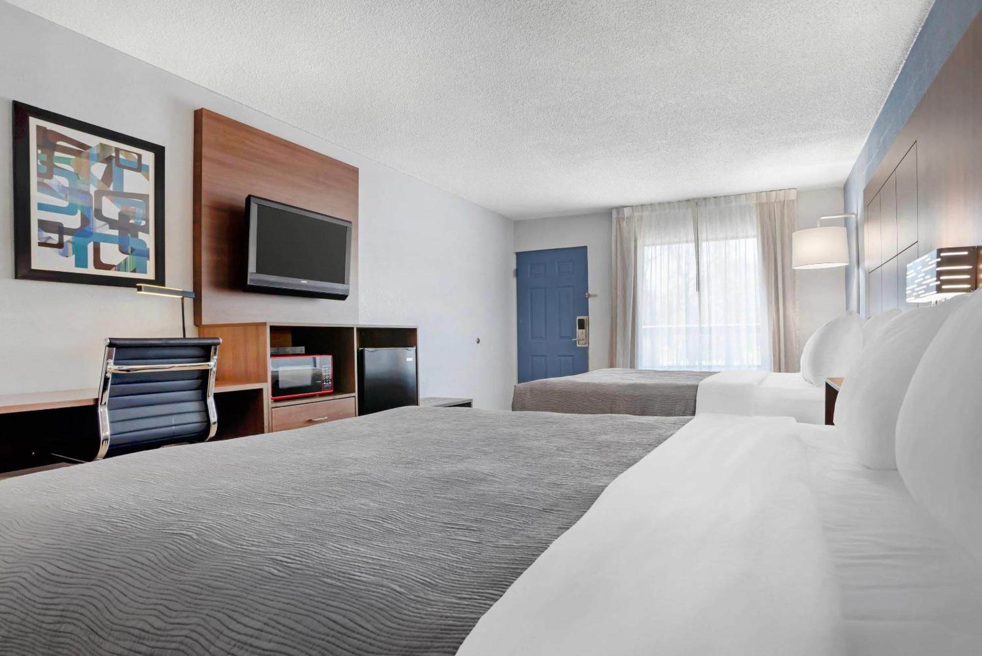 Quality Inn & Suites Near Lake Юфола Екстер'єр фото