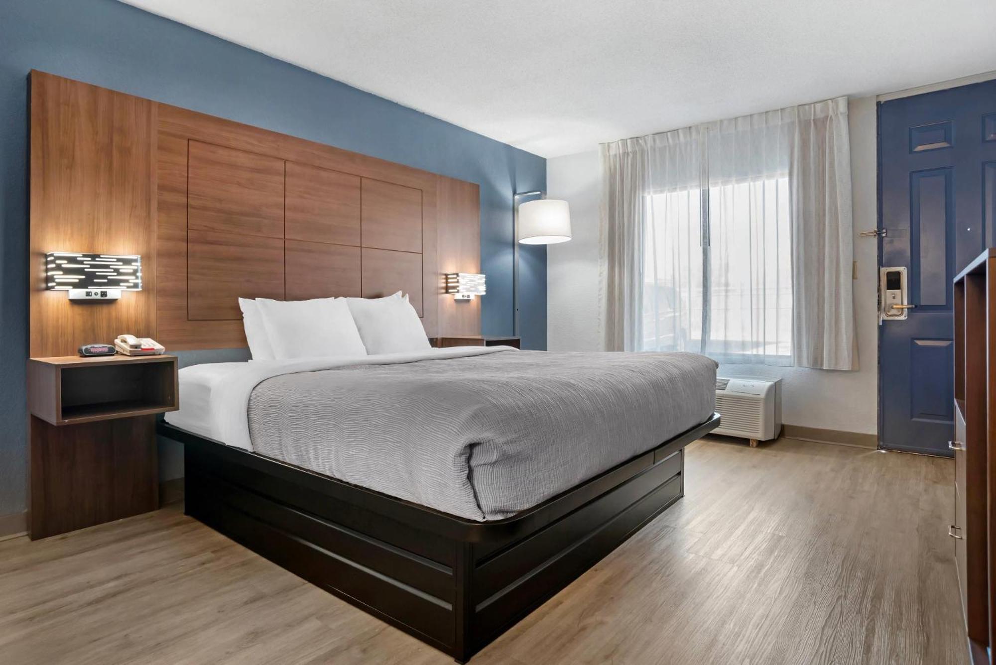 Quality Inn & Suites Near Lake Юфола Екстер'єр фото