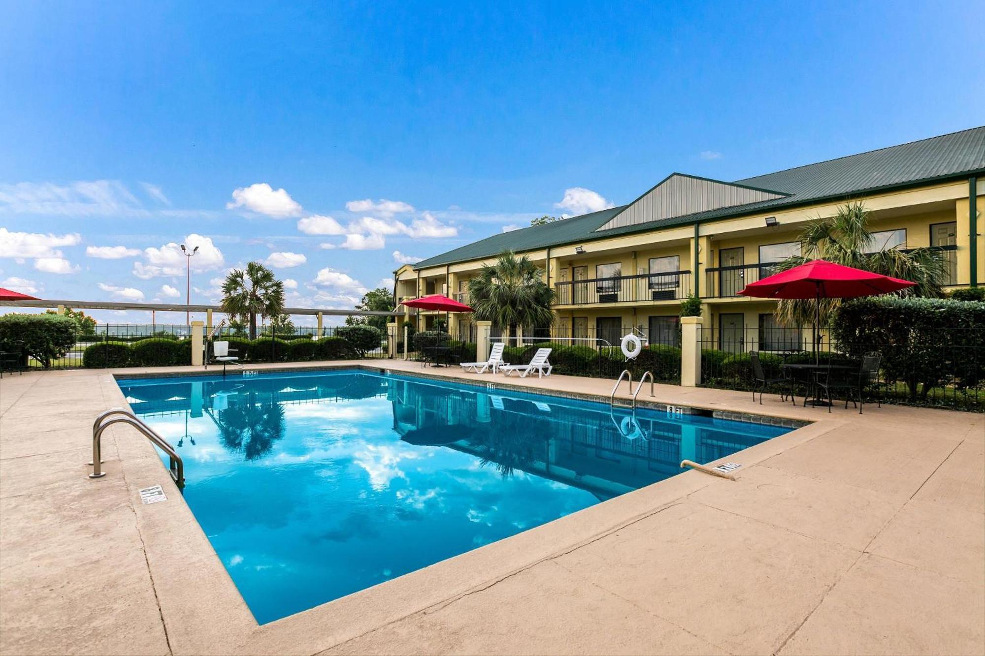 Quality Inn & Suites Near Lake Юфола Екстер'єр фото