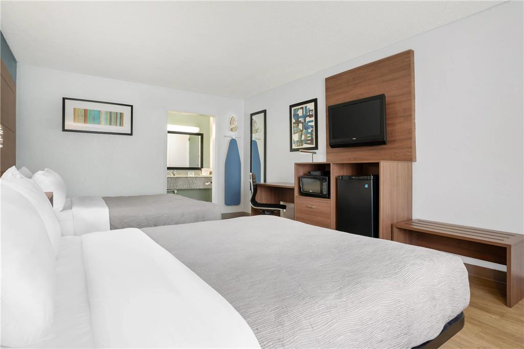 Quality Inn & Suites Near Lake Юфола Номер фото