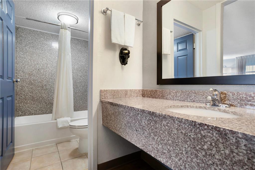 Quality Inn & Suites Near Lake Юфола Номер фото
