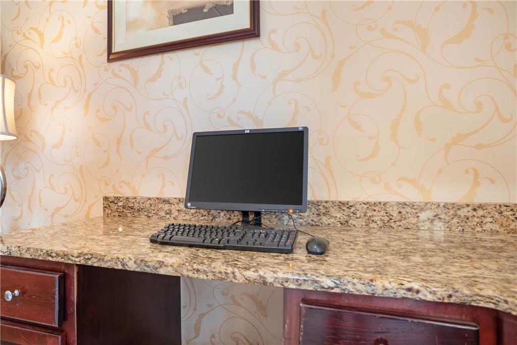 Quality Inn & Suites Near Lake Юфола Зручності фото