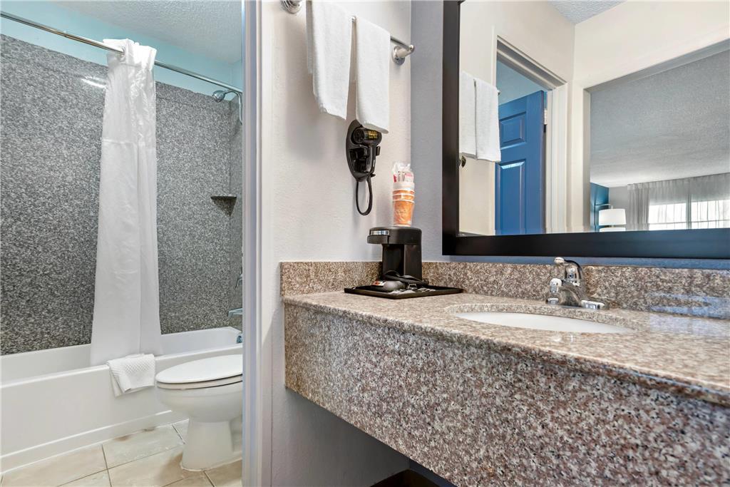 Quality Inn & Suites Near Lake Юфола Номер фото