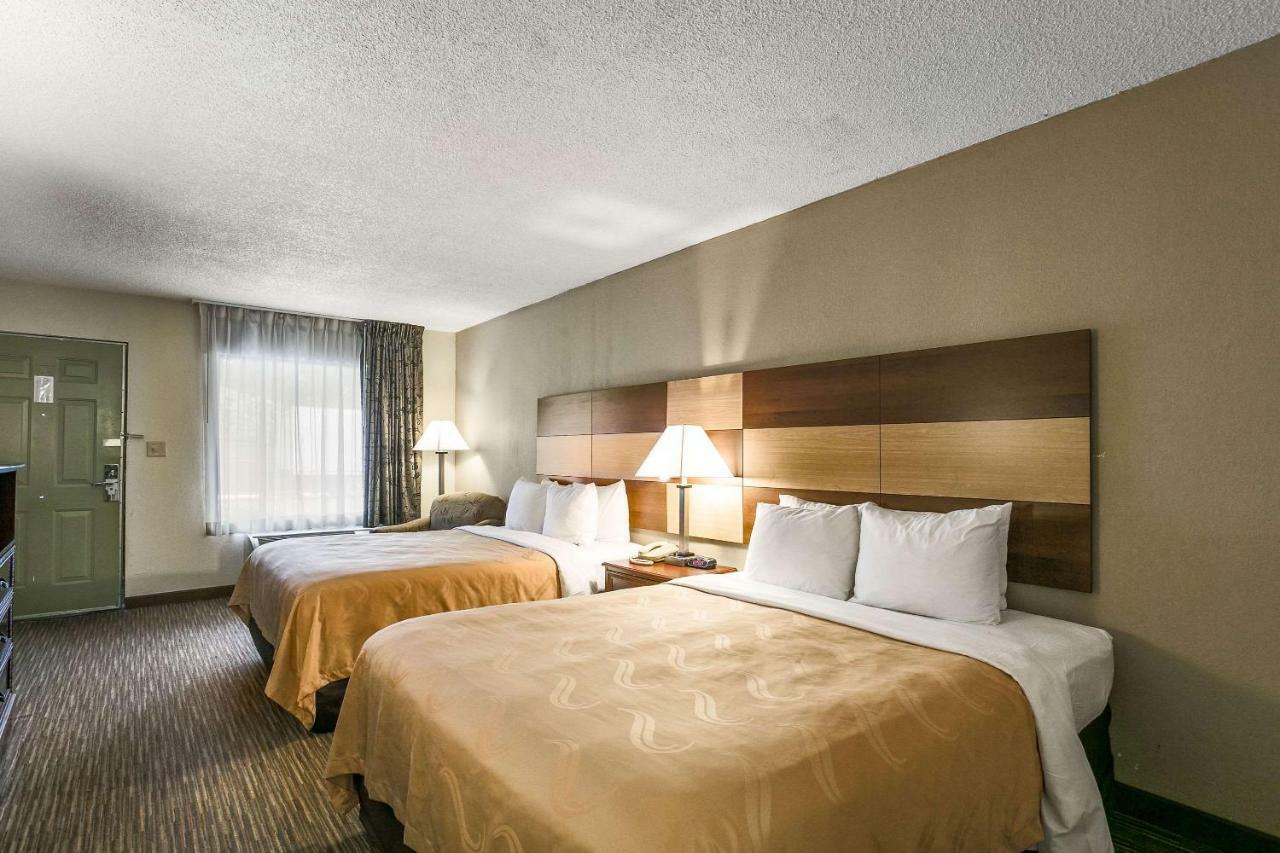 Quality Inn & Suites Near Lake Юфола Екстер'єр фото